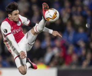 El argentino Nicolás Tagliafico, del Ajax, controla un balón durante un encuentro de la Liga Europa ante el Getafe, en las afueras de Madrid. Foto: Agencia AP.