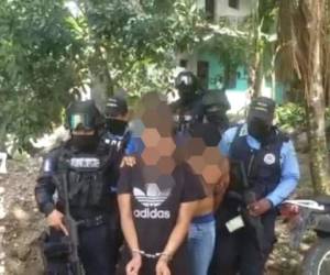 Momento en que algunos de los detenidos eran sacados de la vivienda donde se refugiaban.