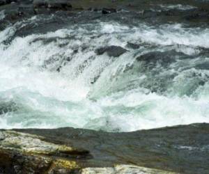 La joven y unos siete niños relacionados con ella estaban deslizándose sobre una represa que separa el lago Clearwater y el río Clearwater cuando se vieron atrapados en el agua.