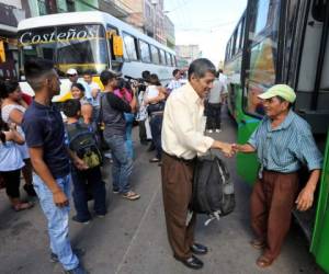 Las estaciones lucieron abarrotadas durante el fin de semana.