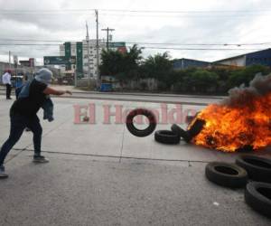 Varios supuestos estudiantes se tomaron el bulevar en protesta por el resultado de las elecciones pasadas. Foto Emilio Flores / EL HERALDO