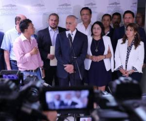 El presidente del Congreso Nacional, Mauricio Oliva, durante una de sus conferencias de prensa.