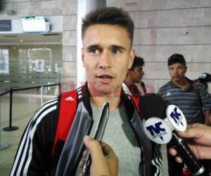 El jugador argentino -que mide 1.65 metros- arribó este domingo al aeropuerto Toncontín de la capital de Honduras donde fue abordado por la prensa y emocionó a los hinchas azules que se encontraban en la terminal aérea. Fotos Grupo OPSA