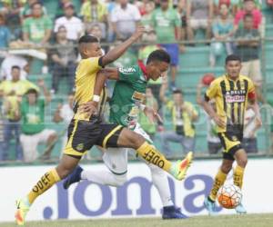 Diego Reyes conduce el balón ante la marca de la defensa aurinegra (Foto: EL HERALDO)