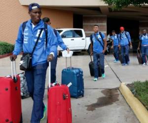 Rubilio Castillo sale con el resto de sus compañeros desde el hotel.