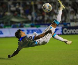 Con una chilena espectacular, Edwin Rodríguez, jugador del Olimpia, anotó el primer gol bajo la era del profesor Reinaldo Rueda. El gol llegó al minuto 46 y puso a la afición catracha a saborear el triunfo en el Chelato Uclés de Tegucigalpa, capital de Honduras.