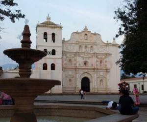 El parque central de la ciudad de Comayagua es uno de los sitios más visitados por los turistas nacionales e internacionales.