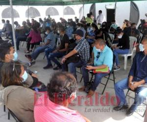 El uso de mascarilla es uno de los requisitos para recibir atención médica en el centro de triaje del Juan Pablo II. Desde temprano, el triaje se observaba abarrotado de personas en busca de atención. Foto: Marvin Salgado/El Heraldo