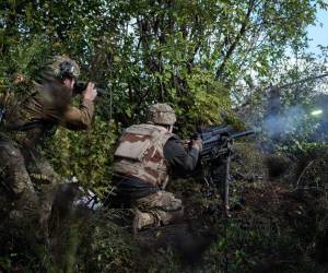 Un soldado del 5º Regimiento de Infantería de Asalto de Ucrania dispara un lanzagranadas automático MK-19 de fabricación estadounidense hacia posiciones rusas a menos de 800 metros de distancia en una línea del frente cerca de Toretsk en la región de Donetsk el 12 de octubre de 2022.