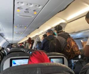 Algunas aerolíneas están bloqueando los asientos del medio — o permitiendo que los pasajeros paguen para garantizar un asiento vacío junto a ellos. Foto: AP.