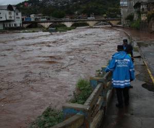 Debido a la crecida del río Choluteca, y como una medida preventiva, se tiene cerrado el paso de los puentes que unen Tegucigalpa y Comayagüela.