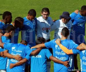 El equipo nacional antes de su práctica de hoy. Foto: Alex Pérez.