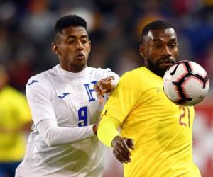 Choco Lozano buscó cada balón que se le acercó en el duelo ante Ecuador en la ciudad de Nueva Jersey. Foto:AFP