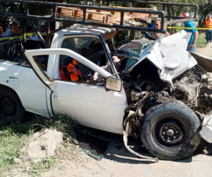 El vehículo en el que se transportaba el conductor quedó totalmente destruido de la parte frontal.