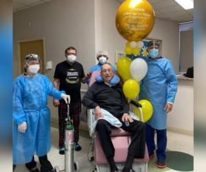 El líder de la Iglesia Católica en Honduras recibió globos y fue despedido con mucha alegría por el personal médico que lo trató durante 15 días.