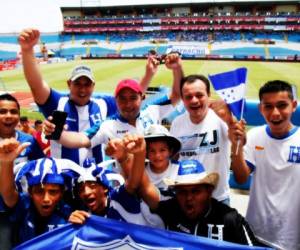 Los aficionados comienzan a llegar al Estadio Olímpico Metropolitano de San Pedro Sula.