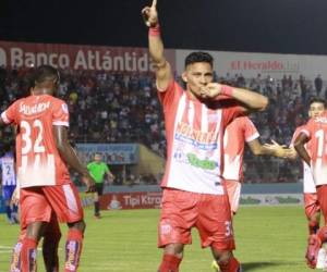 Carlos Sánchez celebra el segundo gol del Vida ante el Victoria.