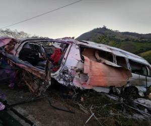 El bus quedó completamente destruido.