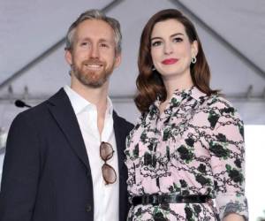 En esta foto del 9 de mayo del 2019, Anne Hathaway y su esposo, Adam Shulman, en la ceremonia de develación de la estrella de Hathaway en el Paseo de la Fama de Hollywood, en Los Ángeles.