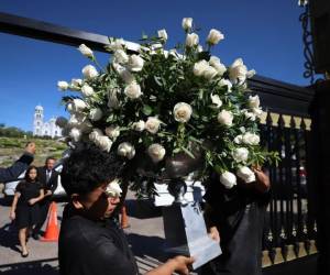 Los arreglos florales para honrar la memoria de don Jorge Bueso Arias llegaron de varios sectores.