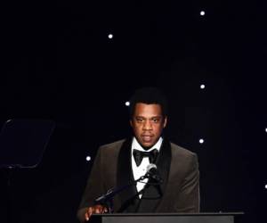 JAY-Z, reconoció su premio Industry Icon durante la tradicional fiesta de Clive Davis en la víspera de los 60 Premios Grammy. Foto: AFP