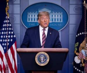 Mientras continúa el escrutinio de los comicios del martes, Trump decía desde la Casa Blanca que ganaría 'fácilmente' si se contaran 'los votos legales', pero que si se incluían los 'votos ilegales' , los demócratas podrían 'intentar robarnos las elecciones'. Foto: AFP