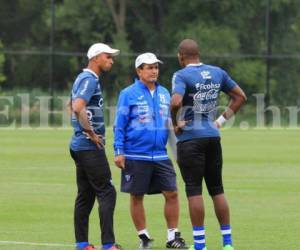 El técnico Jorge Luis Pinto charla con los guardametas Donis Escober y Luis López (Foto: Ronal Aceituno/OPSA)