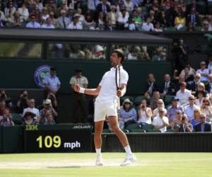 El serbio Novak Djokovic celebra tras vencer al español Roberto Bautista Agut en semifinales en Wimbledon. Foto: AP.