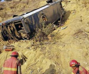 El vehículo de placa ecuatoriana se salió de la ruta Panamericana, perdiendo el techo y sufriendo grandes daños en su estructura al caer a un abismo de 15 metros en una zona desértica, dijo la policía. Foto: AFP.