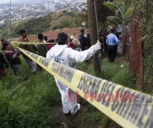 La policía acudió a la escena para acordonar la escena y levantar evidencias del crimen. Fotos: Estalin Irías/EL HERALDO.