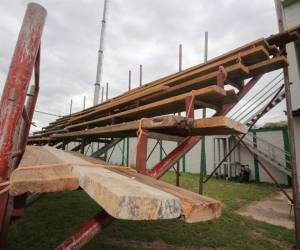 Madera y lazos, así sostienen una gradería improvisada en la previa de la final Motagua-Olimpia.