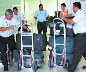 Los ingresos de los maleteros dependen de estar trabajando, por lo cual solicitan ayuda.