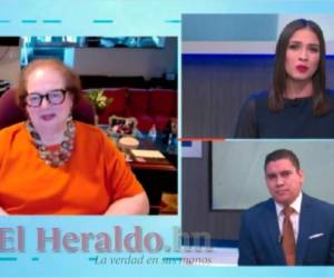 La alta exfuncionaria de Estados Unidos, Mari Carmen Aponte, mientras concedía una entrevista exclusiva al periodista de EL HERALDO, Fernando Maldonado y a la presentadora de GOTv, Andrea Hernández.