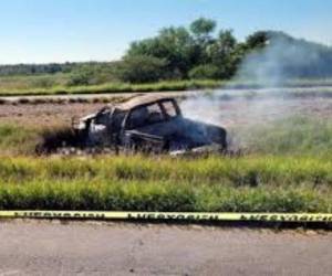 Los cuerpos de ocho personas, seis de ellas calcinadas, fueron encontrados tras un tiroteo entre cárteles en la carretera Parral-Jiménez, Chihuahua. La Fiscalía investiga el incidente.