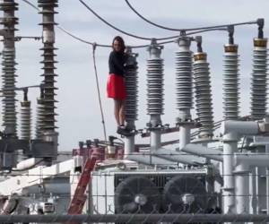 Una mujer en el estado de Utah, en Estados Unidos, provocó un fuerte apagón en la ciudad dejando a varias personas sin el servicio eléctrico después de subirse a una subestación eléctrica y que dañara el equipo.