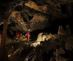 Algunos de los miembros del proyecto en el interior de la cueva.AP