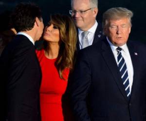 Este fue el momento en que Melania saludó 'tiernamente' a Justin Trudeau. Foto: Agencia AP.