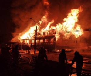 La indignación que generó este caso desencadenó violentas protestas que terminaron con el incendio del edificio de la alcaldía de Panguipulli. AP.