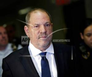 En esta imagen del 11 octubre de 2018, Harvey Weinstein ingresa a la Corte Suprema en Nueva York.