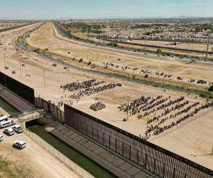 Tras la implementación de restricciones al asilo y la deportación acelerada en junio, las detenciones en la frontera con México han disminuido en un 55%.