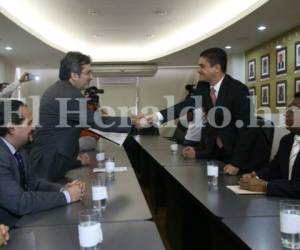 El jefe y portavoz de la Maccih, Juan Jiménez Mayor recibió la propuesta del TSE de manos del magistrado, Erick Rodríguez, foto: Mario Urrutia/El Heraldo.