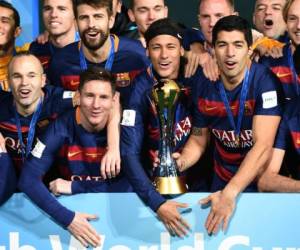 El equipio catalán celebra con la copa mundial de clubes.