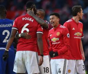 El centrocampista inglés del Manchester United Jesse Lingard y sus compañeros de equipo celebran en el terreno de juego después del partido de fútbol de la Premier League inglesa entre Manchester United y Chelsea en Old Trafford. Foto: AFP