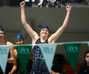 En esta foto de archivo tomada el 18 de febrero de 2022, la nadadora de la Universidad de Pensilvania, Lia Thomas, reacciona después de que su equipo gana el relevo de estilo libre de 400 yardas durante el Campeonato Femenino de Natación y Buceo de la Ivy League 2022 en Blodgett Pool en Cambridge, Massachusetts.