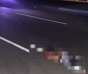 La mujer quedó tendida en el pavimento en medio de la carretera CA-5.