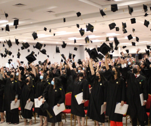 Su título de secundaria le permite estudiar en Estados Unidos.