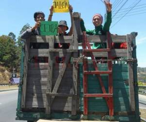 Pedro, Esdrás y Jesiel una vez que se subieron al camión que les acercaría más a su destino. Foto: Johny Magallanes / El Heraldo.