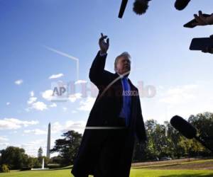 El presidente Donald Trump responde a las preguntas de los miembros de los medios de comunicación después de dejar la Oficina Oval de la Casa Blanca, el sábado 13 de octubre de 2018, en Washington, camino a Kentucky. (Foto AP / Jacquelyn Martin).