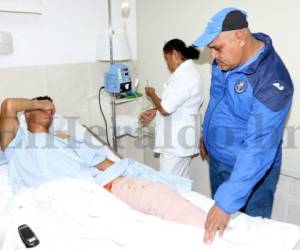 Harold Fonseca se lamenta en la camilla del hospital, su padre (y gerente de Motagua) Marvin Fonseca lo consuela. Foto: Ronal Aceituno / Grupo Opsa.