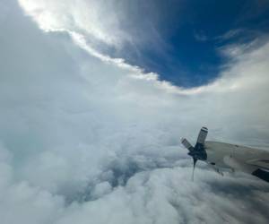 Un caza huracanes de la NOAA de Estados Unidos realizó un vuelo al interior del ojo de Beryl mientras continúa con su paso por el mar Caribe.